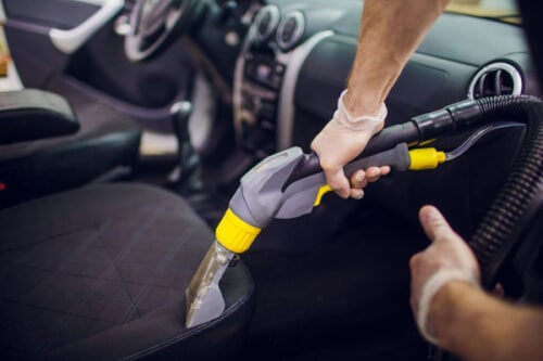 Lavaggio tappezzeria auto: come aspirare gli interni della tua auto per mantenerli puliti e in buone condizioni