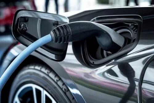 Immagine di un'auto elettrica moderna con una presa di ricarica