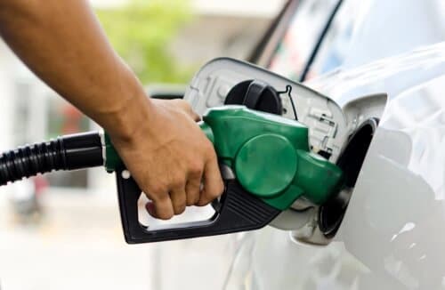 Alimentazione auto: quali sono le differenze tra benzina e diesel? Scopri come scegliere il carburante più adatto alle tue esigenze.