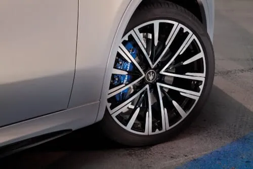 Immagine di un set di cerchi in lega da auto, con un design moderno e una finitura lucida