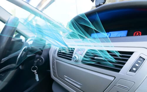Immagine di un climatizzatore auto, Shutterstock_690104728, che mostra una vista dall'alto di una macchina con un condizionatore installato.