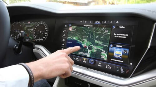 Immagine di un Volkswagen Touareg con un display a schermo che mostra le sue funzionalità tecnologiche avanzate.