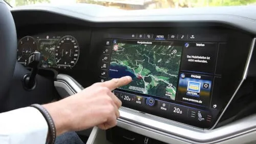 Immagine di un Volkswagen Touareg con un display a schermo che mostra le sue funzionalità tecnologiche avanzate.