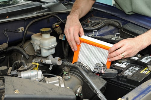 Immagine di un filtro dell'aria per auto, mostrando come sostituire un filtro dell'aria usurato con uno nuovo.