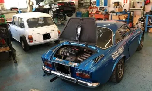 Foto di un'auto d'epoca in manutenzione, ritratta da vicino con una apertura di 275471687_521920819326081_6457373611885081146_n a 780x470".