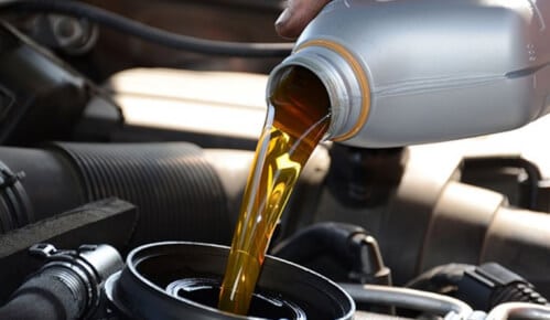 Immagine di una bottiglia di olio motore grande, indicata come una soluzione per mantenere le prestazioni del motore e la durata della vita del motore.
