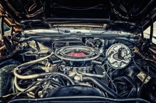 Immagine di una gamma di pezzi auto, come filtri, cinghie, candele e altri autoricambi