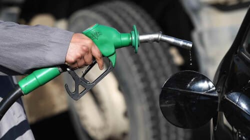 Immagine di una benzina OK con il logo Motorzoom, che rappresenta un modo efficace per risparmiare carburante.